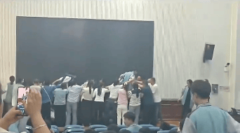 家长跪地被学生轮流踩踏<strong></p>
<p>风险低的理财</strong>,校方凌晨道歉