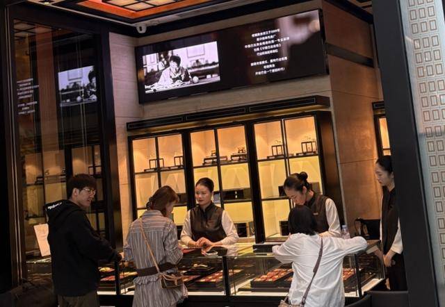 金价创历史新高!北京黄金消费“量价齐飞”<strong></p>
<p>风险低的理财</strong>,年轻人买金饰当“理财”,买涨不买跌成共识|华夏双节观察