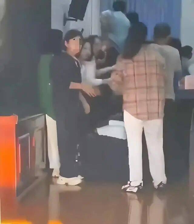 家长们跪成一排<strong></p>
<p>风险低的理财</strong>,学生蒙眼从背上踩过?教育局回应河南一中学举办活动引热议:正调查处理