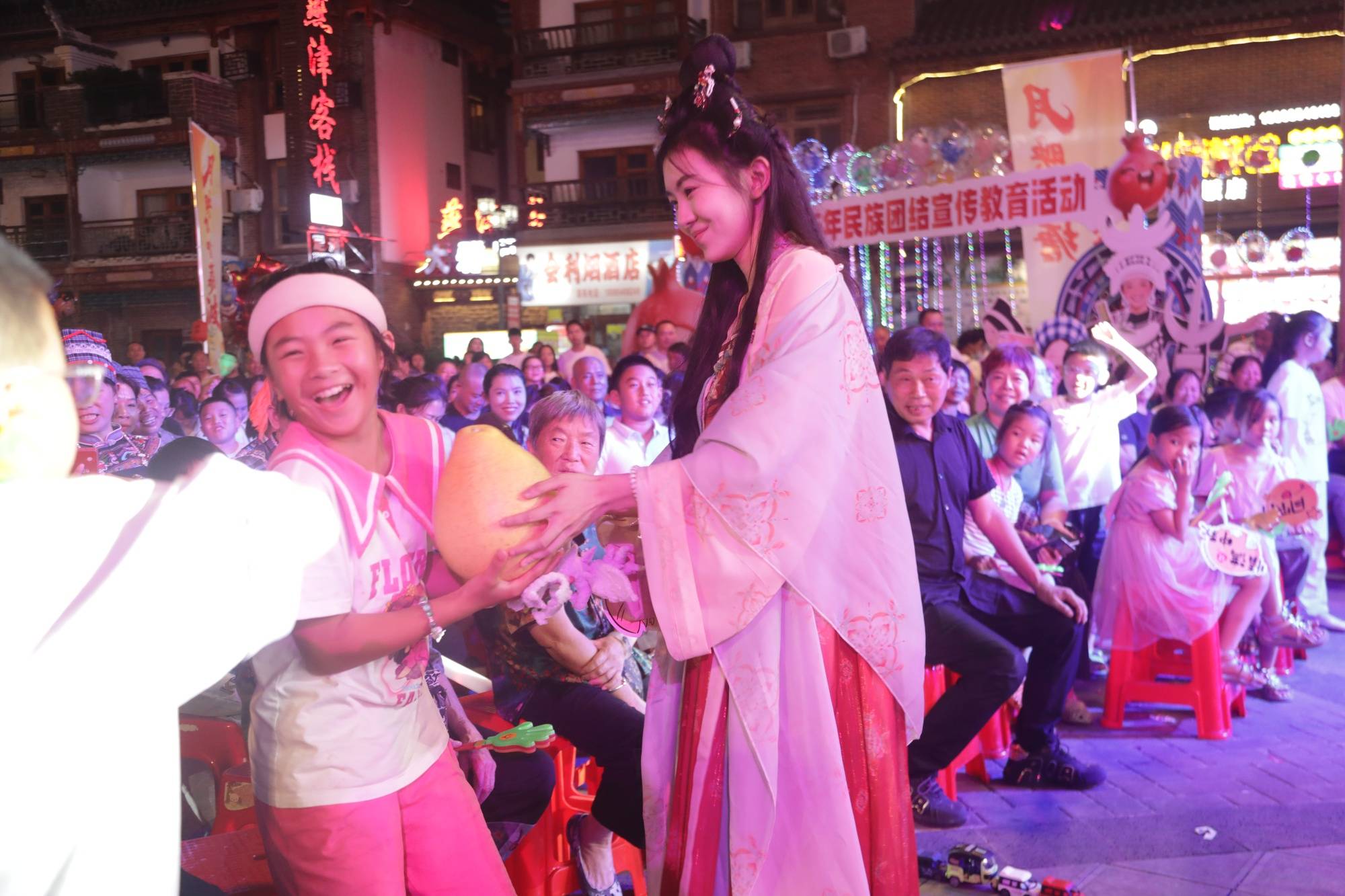 月映火塘 悦唱荔波<strong></p>
<p>风险低的理财</strong>!这场中秋音乐晚会点燃团圆夜