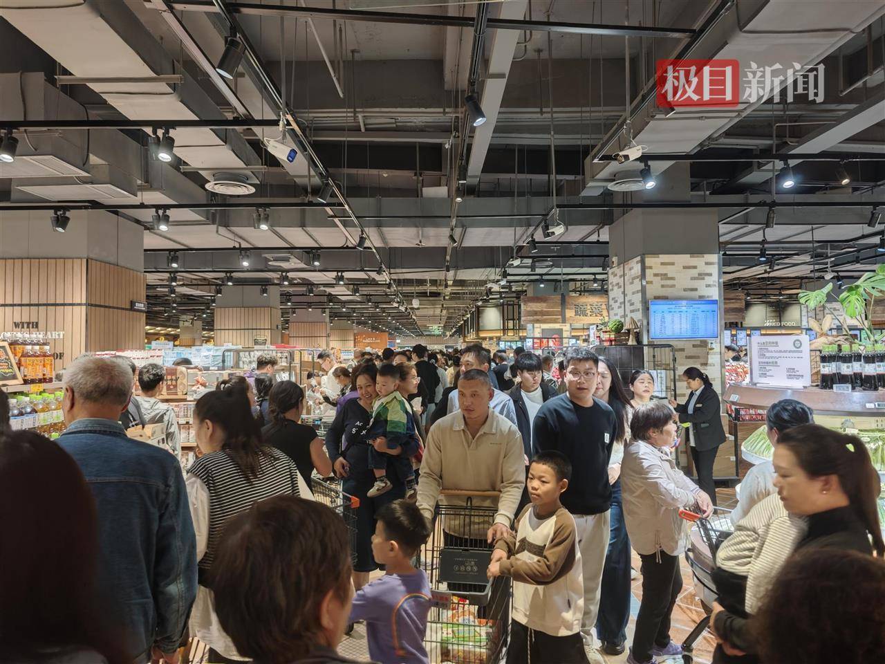 中秋夜的新乡胖东来能有多少人?多个收银口排起长队<strong></p>
<p>风险低的理财</strong>,有顾客举着购物篮在人群中穿行