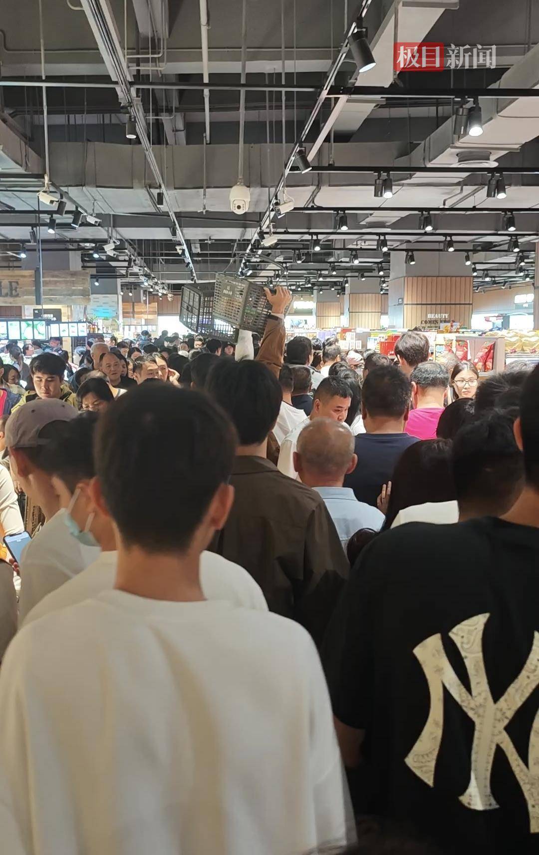 中秋夜的新乡胖东来能有多少人?多个收银口排起长队<strong></p>
<p>风险低的理财</strong>,有顾客举着购物篮在人群中穿行