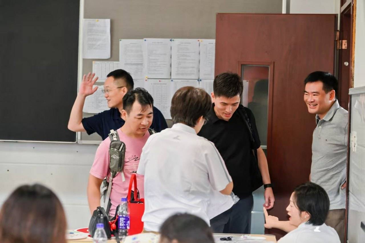 那个让老师骄傲的“调皮”班级!30年同学聚会<strong></p>
<p>中国人理财</strong>,还伴有一封来自贵州的感谢信