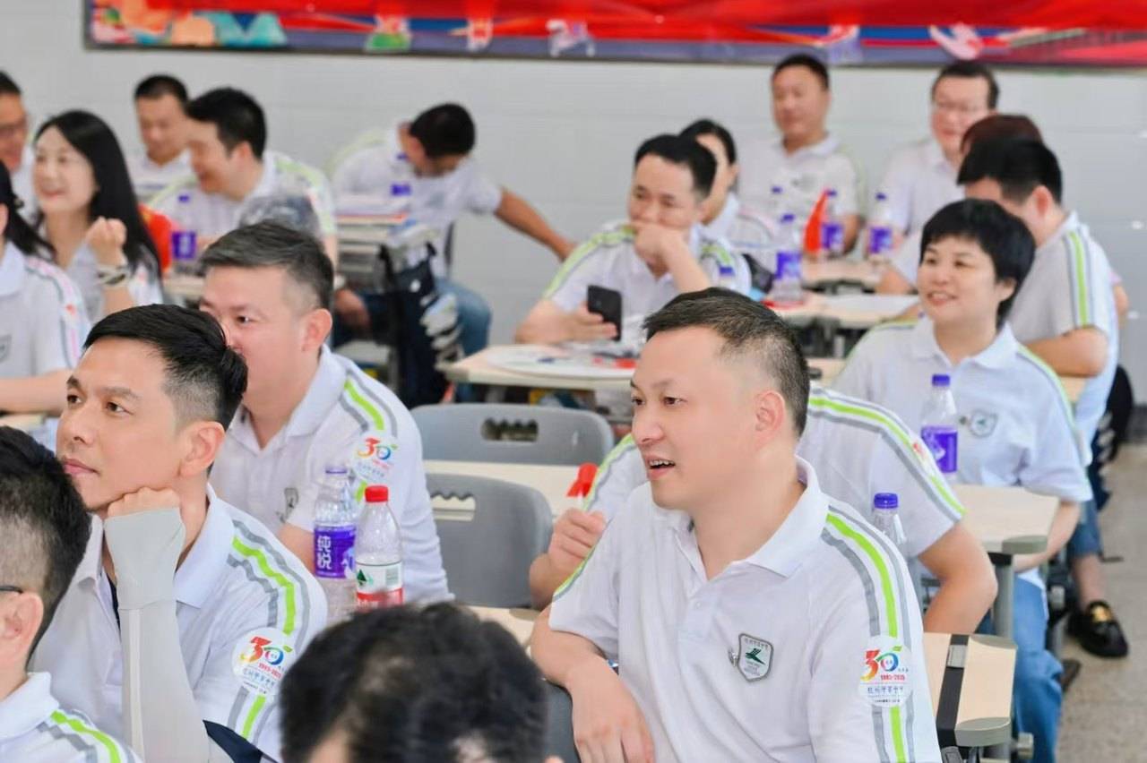 那个让老师骄傲的“调皮”班级!30年同学聚会<strong></p>
<p>中国人理财</strong>,还伴有一封来自贵州的感谢信