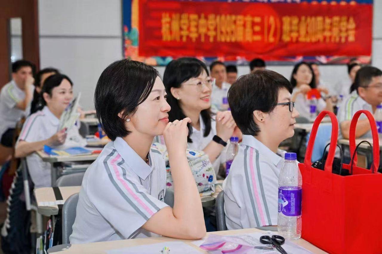 那个让老师骄傲的“调皮”班级!30年同学聚会<strong></p>
<p>中国人理财</strong>,还伴有一封来自贵州的感谢信