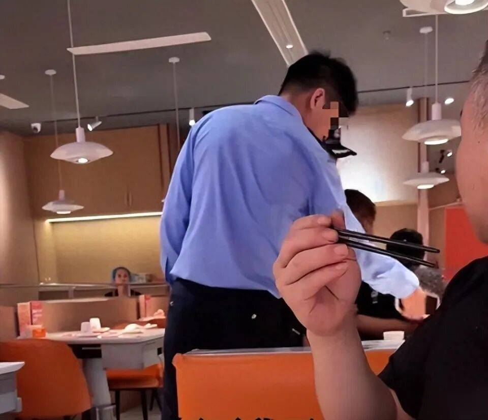 小伙和女友餐厅吃饭<strong></p>
<p>中国人理财</strong>,被民警赶来戴铐带走;警方回应:其女友与一离家女孩“撞脸”,错抓已道歉