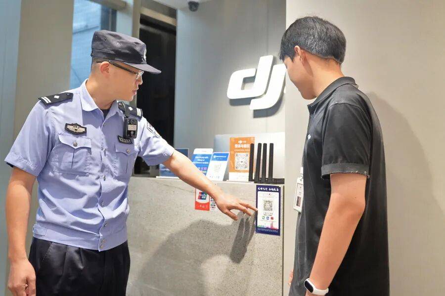 突然群发<strong></p>
<p>券商理财产品</strong>!大批上海市民收到警方短信!全市爆火网红已被锁定...有爸爸因孩子违规被罚款