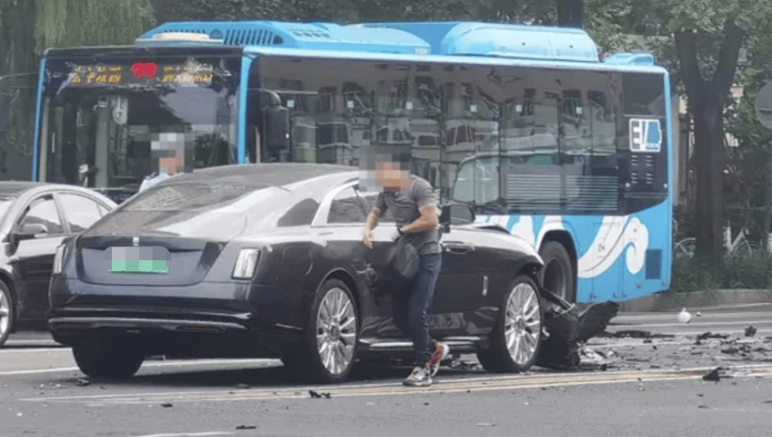 “劳斯莱斯逆行车祸”事件白车家属发声:“丈夫多处骨折!往后日子不知道怎么过”<strong></p>
<p>券商理财产品</strong>,陈震深夜再道歉,并回应“我方律师会全力配合”