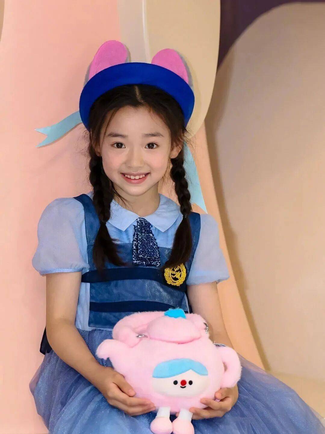 9岁小酒窝<strong></p>
<p>券商理财产品</strong>,大大方方成顶流