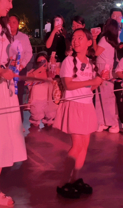 9岁小酒窝<strong></p>
<p>券商理财产品</strong>,大大方方成顶流