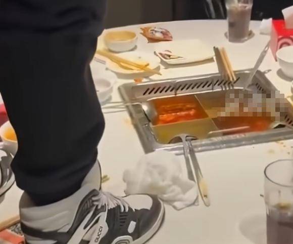 海底捞小便事件判决生效:两名17岁男孩家长赔偿220万元<strong></p>
<p>p2p网贷理财</strong>,此前海底捞索赔2300万元