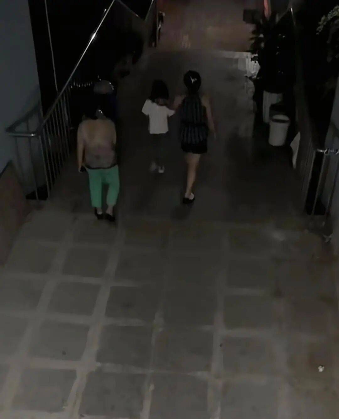 7岁女孩中秋节到同学家玩<strong></p>
<p>p2p网贷理财</strong>,2天无人来接,警察上门发现,其单亲父亲已在家中离世……