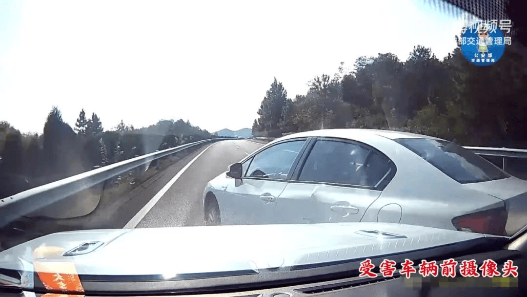 “我撒谎天打雷劈！”男子高速突然强行变道致翻车<strong></p>
<p>p2p网贷理财</strong>，反诬赖对方