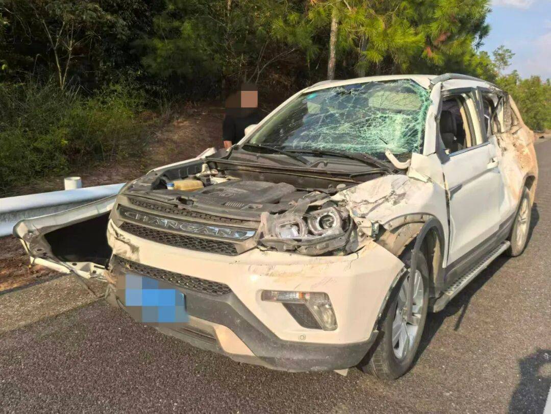 “我撒谎天打雷劈！”男子高速突然强行变道致翻车<strong></p>
<p>p2p网贷理财</strong>，反诬赖对方