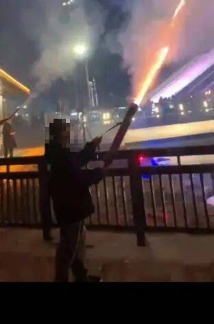 10岁男孩被烟花击中头部身亡<strong></p>
<p>公募理财</strong>,14岁嫌疑人被告上法庭,最新进展→