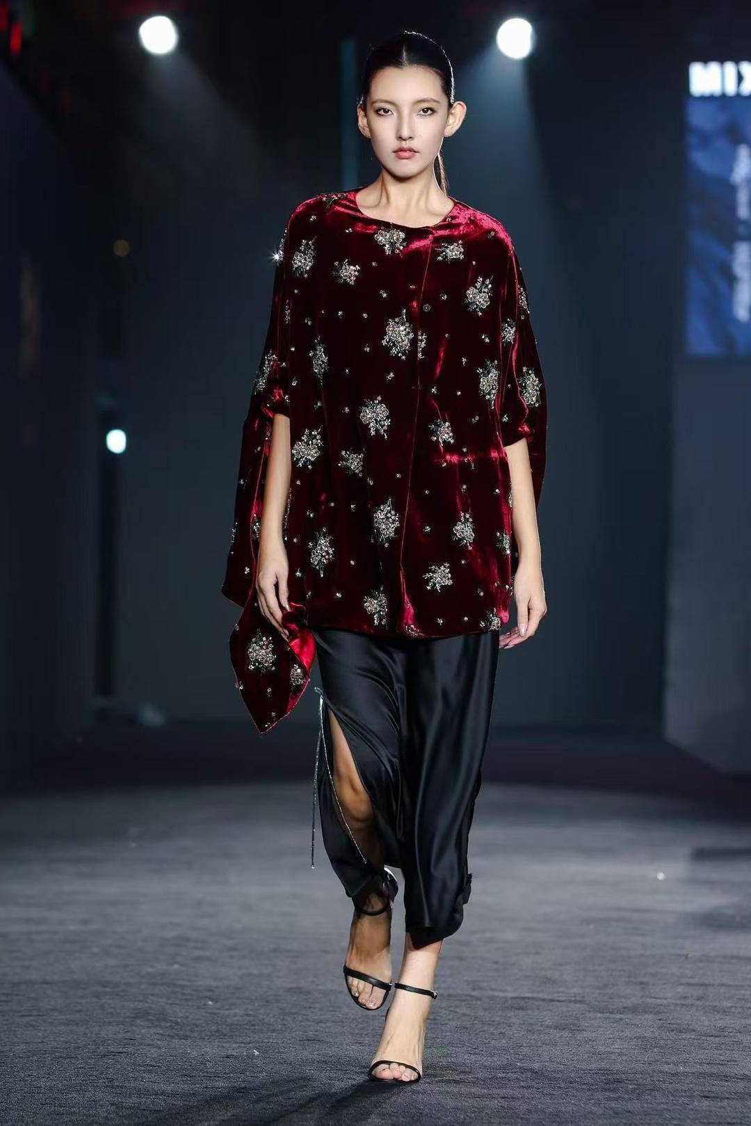 非遗惊艳、萌娃抢镜、大码模特出圈<strong></p>
<p>公募理财</strong>!南京国际时尚周看点太密