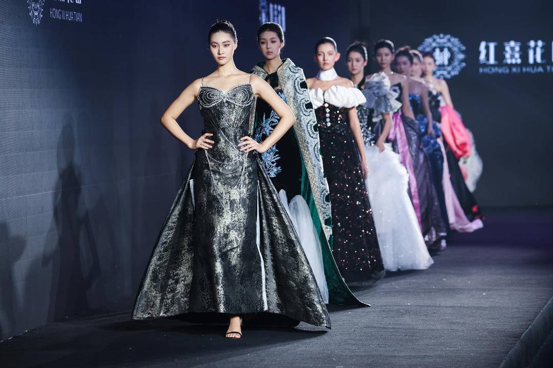 非遗惊艳、萌娃抢镜、大码模特出圈<strong></p>
<p>公募理财</strong>!南京国际时尚周看点太密