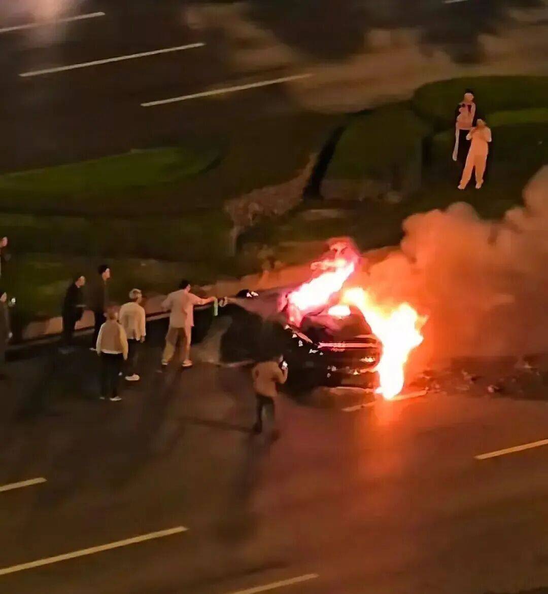 一辆SU7碰撞后爆燃<strong></p>
<p>公募理财</strong>,多人救援未果!小米股价重挫近8%!