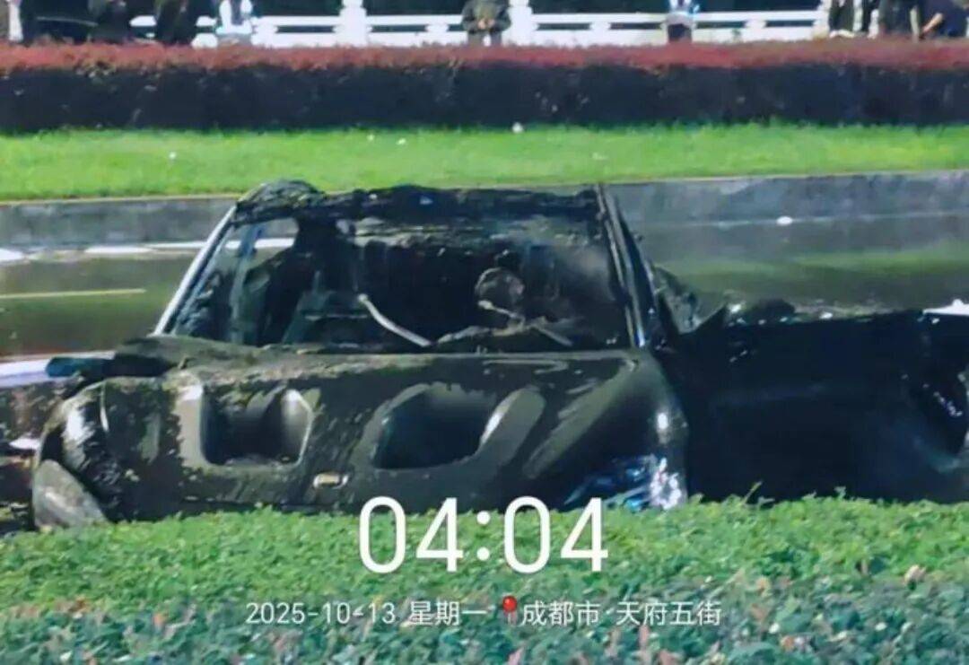 一辆SU7碰撞后爆燃<strong></p>
<p>公募理财</strong>,多人救援未果!小米股价重挫近8%!