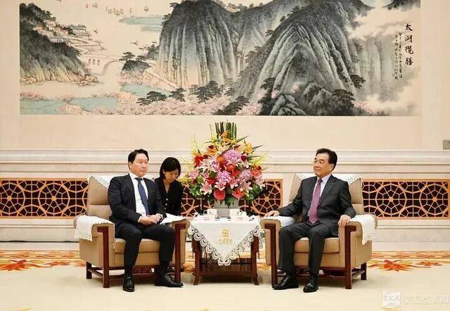 江苏省委书记信长星会见韩国SK集团会长崔泰源