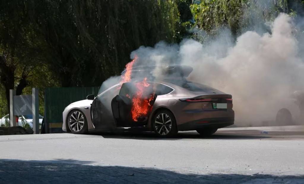 一辆蔚来牌轿车在大理一景区外起火<strong></p>
<p>如何理财最好</strong>,一家四口撤离及时无伤亡