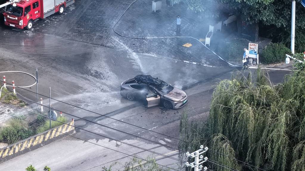 一辆蔚来牌轿车在大理一景区外起火<strong></p>
<p>如何理财最好</strong>,一家四口撤离及时无伤亡