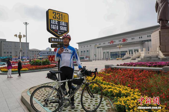 辽宁丹东国道G331零公里起点吸引游客打卡拍照