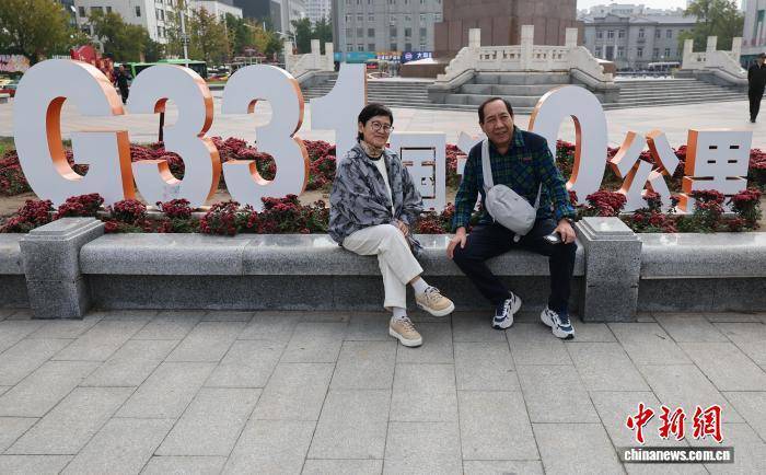 辽宁丹东国道G331零公里起点吸引游客打卡拍照