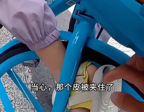 看着都疼<strong></p>
<p>哪家银行理财产品</strong>!上海街头一男子突然求助:10岁女儿被死死卡住!这个行为太危险→