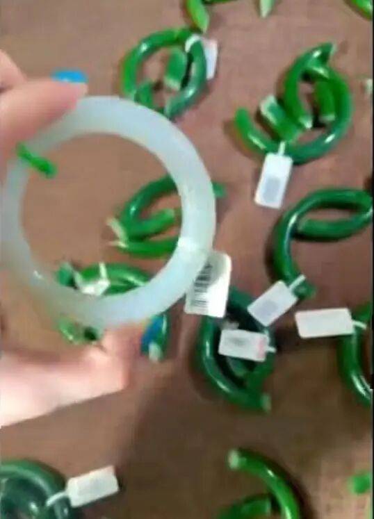 苏州一20岁店员不小心摔碎一盒玉镯损失百万<strong></p>
<p>哪家银行理财产品</strong>,老板未要赔偿安慰小伙别有压力