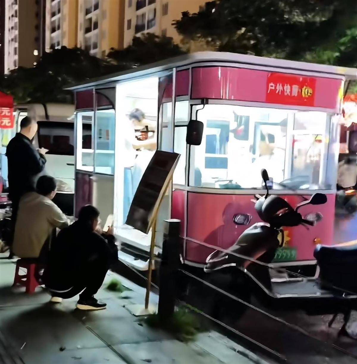 昆明现“理发摊一条街”<strong></p>
<p>高利理财</strong>,几十米内扎堆营业快剪价格均10元,目击者:这复制能力太强了