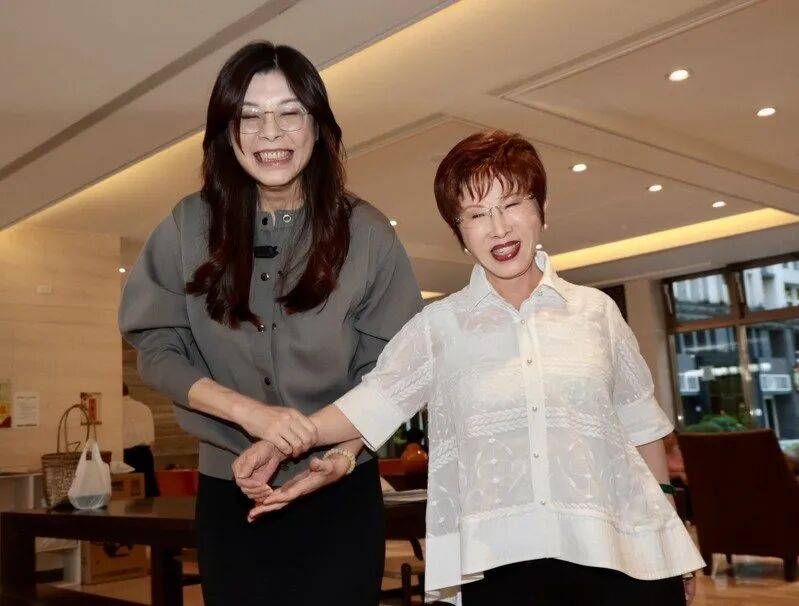 到底支持谁当党主席?当着郑丽文的面<strong></p>
<p>高利理财</strong>,洪秀柱说出了自己的答案