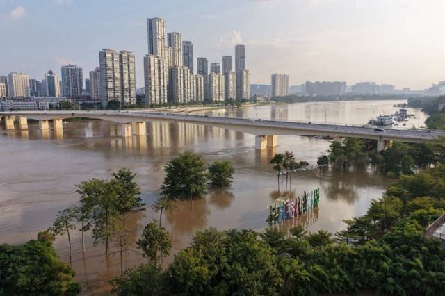 百色多个村庄被困水中已超半月<strong></p>
<p>高利理财</strong>,长涝难退为何重演?