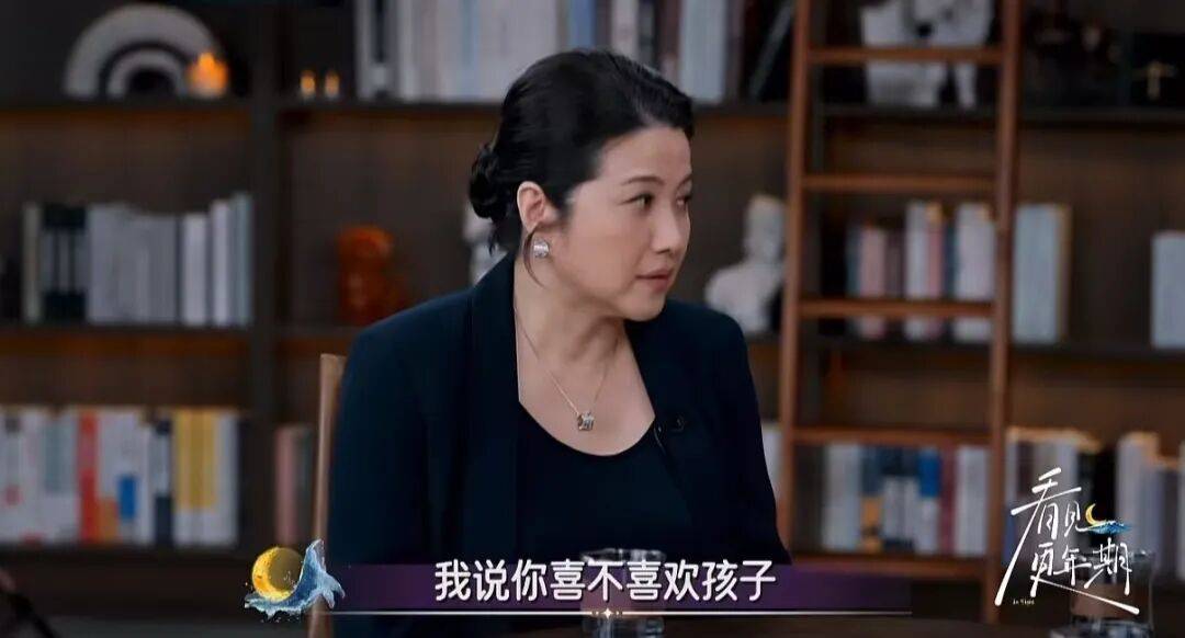 52岁影后颜丙燕公开小20岁男友:他知道我将步入更年期<strong></p>
<p>高利理财</strong>,已甜蜜相恋5年,两人出门必须手拉手