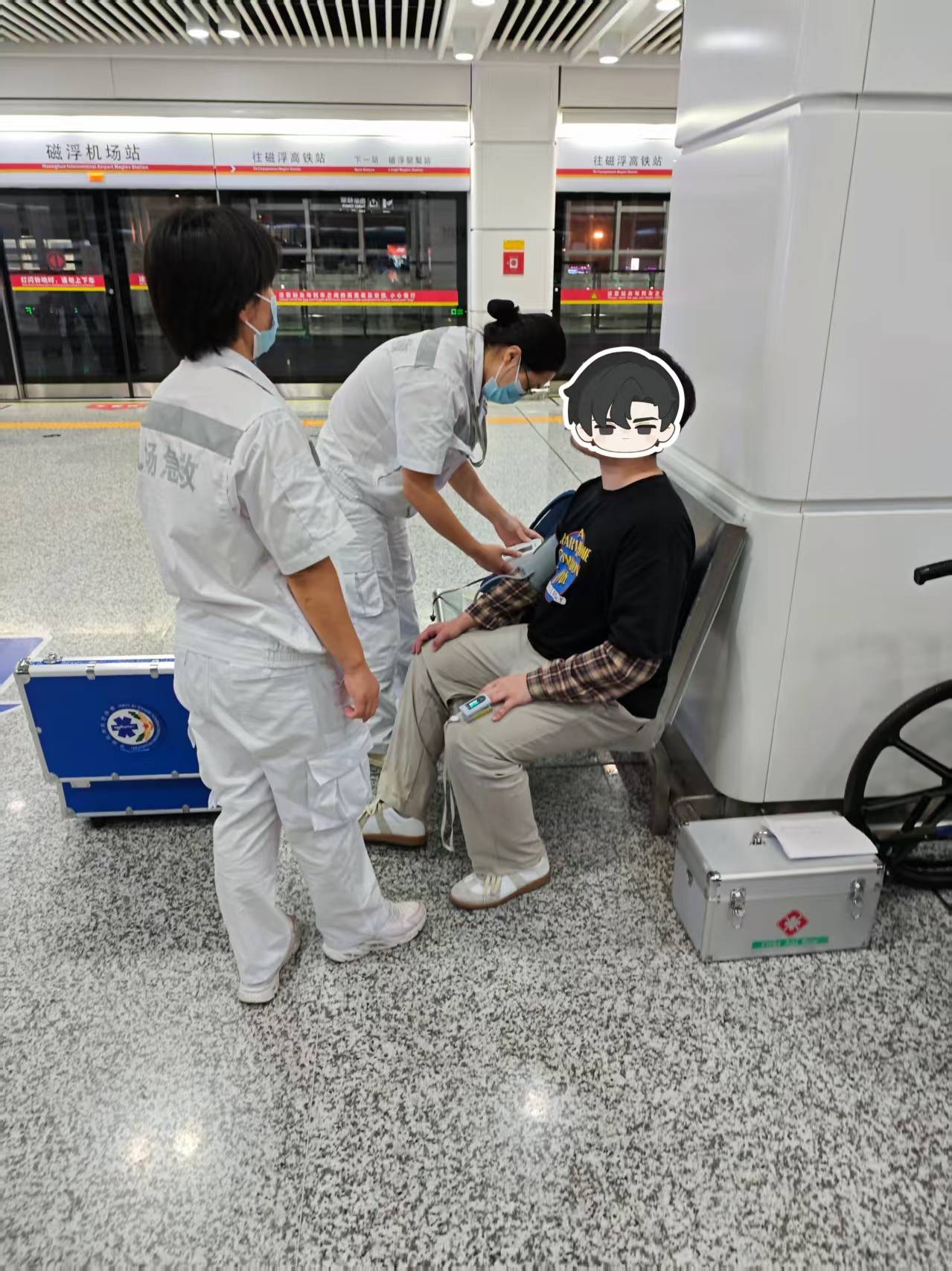 旅客长沙下飞机欲乘坐磁浮列车往城区找朋友，突发呼吸不畅，民警与医护人员接力救援