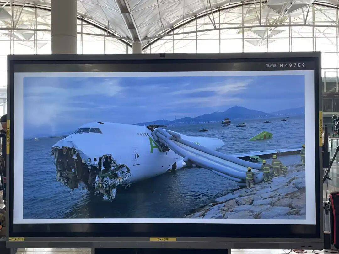 机身断成两截<strong></p>
<p>理财7天</strong>，2名遇难者在海下约7米处被找到，巡逻车在飞机跑道外被撞进海里，香港机场飞机坠海事故更多细节披露