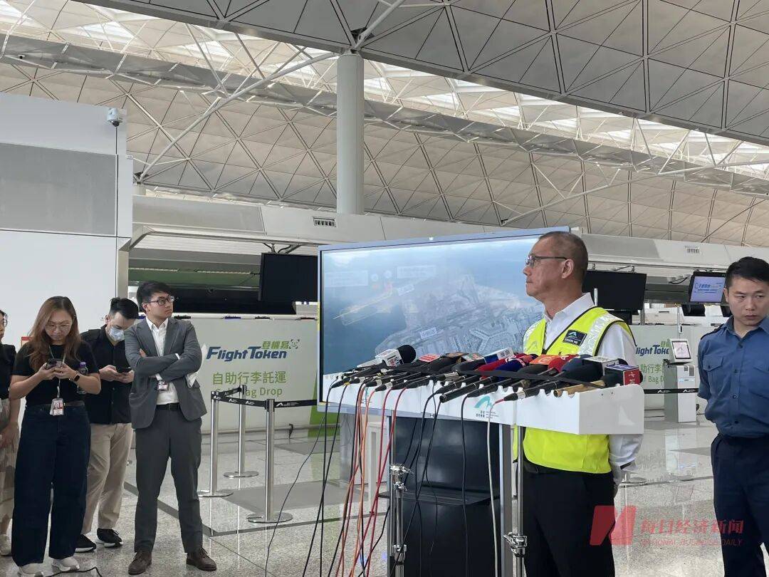 机身断成两截<strong></p>
<p>理财7天</strong>，2名遇难者在海下约7米处被找到，巡逻车在飞机跑道外被撞进海里，香港机场飞机坠海事故更多细节披露