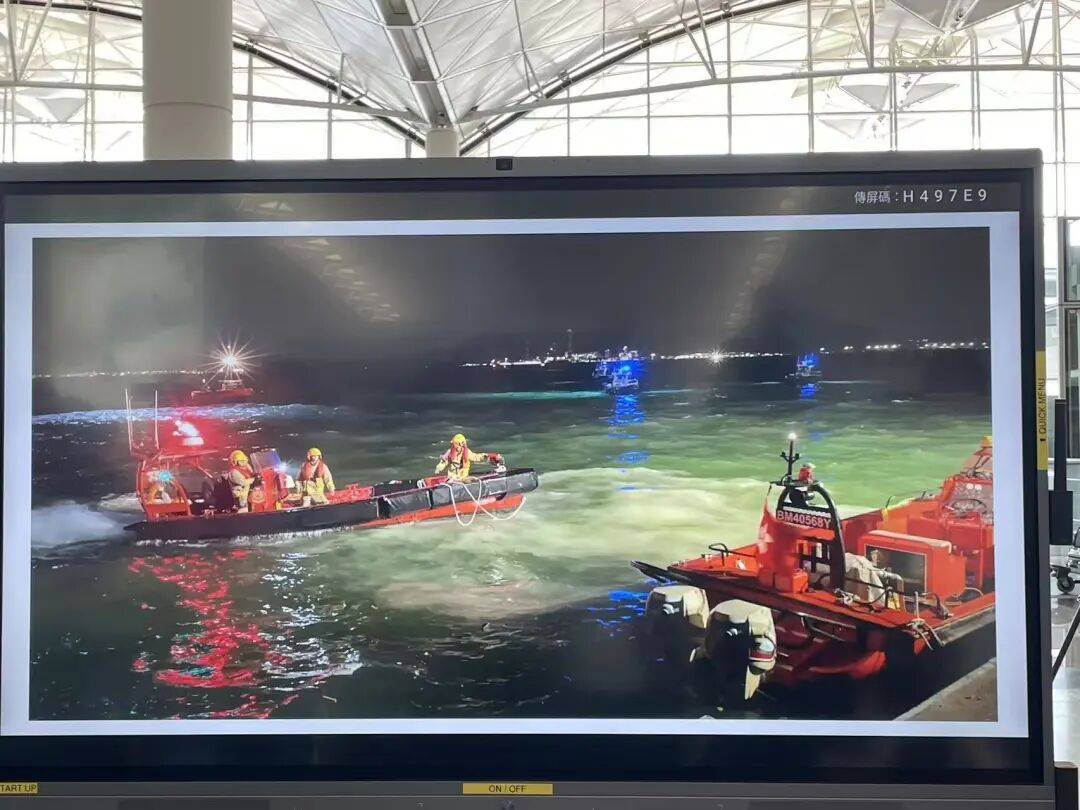 机身断成两截<strong></p>
<p>理财7天</strong>，2名遇难者在海下约7米处被找到，巡逻车在飞机跑道外被撞进海里，香港机场飞机坠海事故更多细节披露