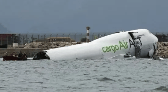 机身断成两截<strong></p>
<p>理财7天</strong>，2名遇难者在海下约7米处被找到，巡逻车在飞机跑道外被撞进海里，香港机场飞机坠海事故更多细节披露