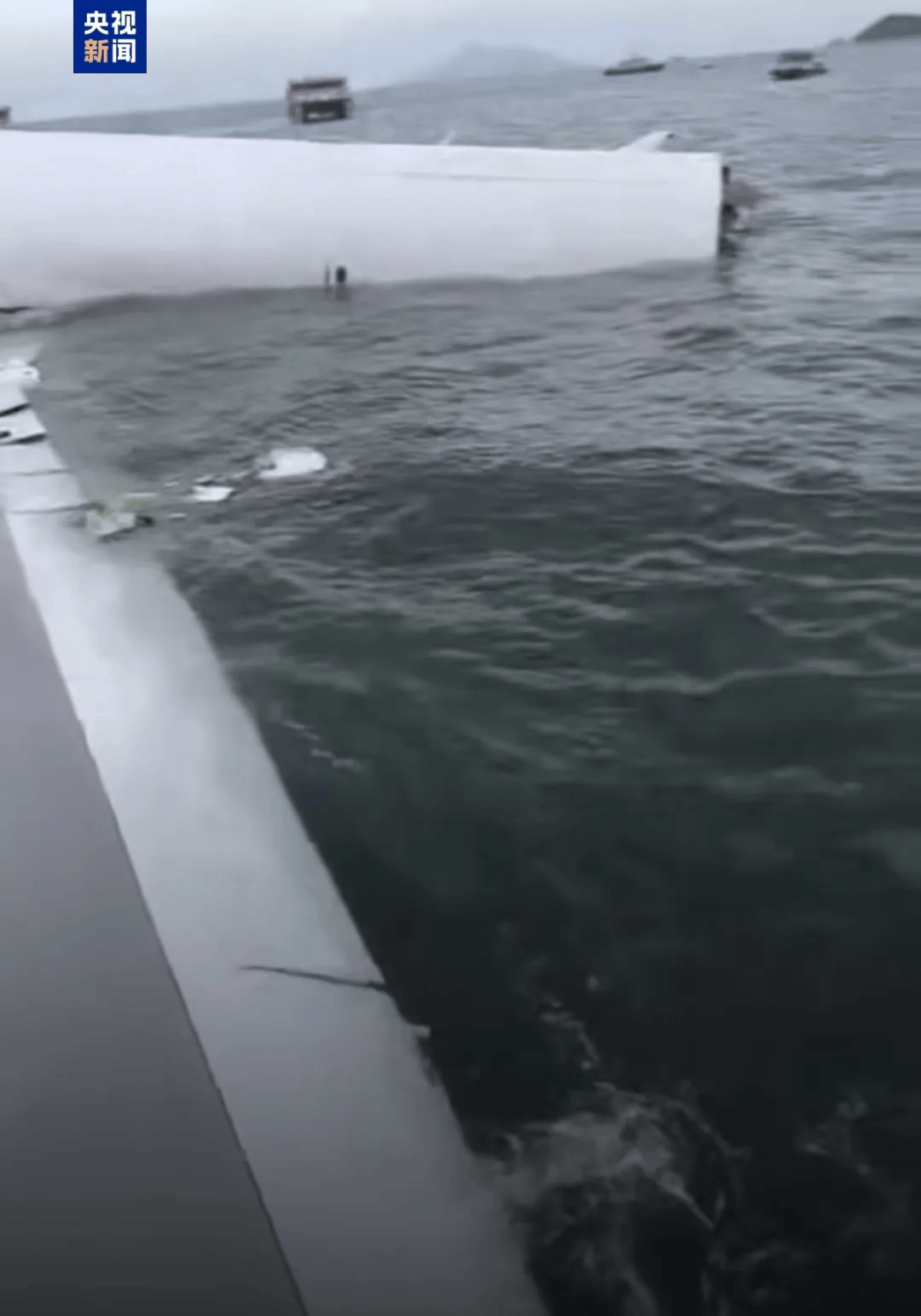 机身断成两截<strong></p>
<p>理财7天</strong>，2名遇难者在海下约7米处被找到，巡逻车在飞机跑道外被撞进海里，香港机场飞机坠海事故更多细节披露