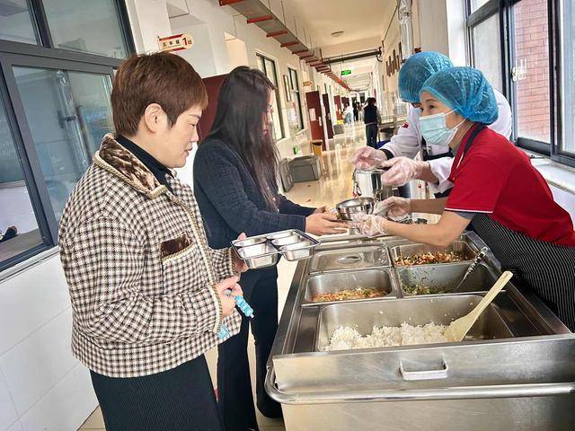 管城回族区紫东路小学开展“家长陪餐月”活动