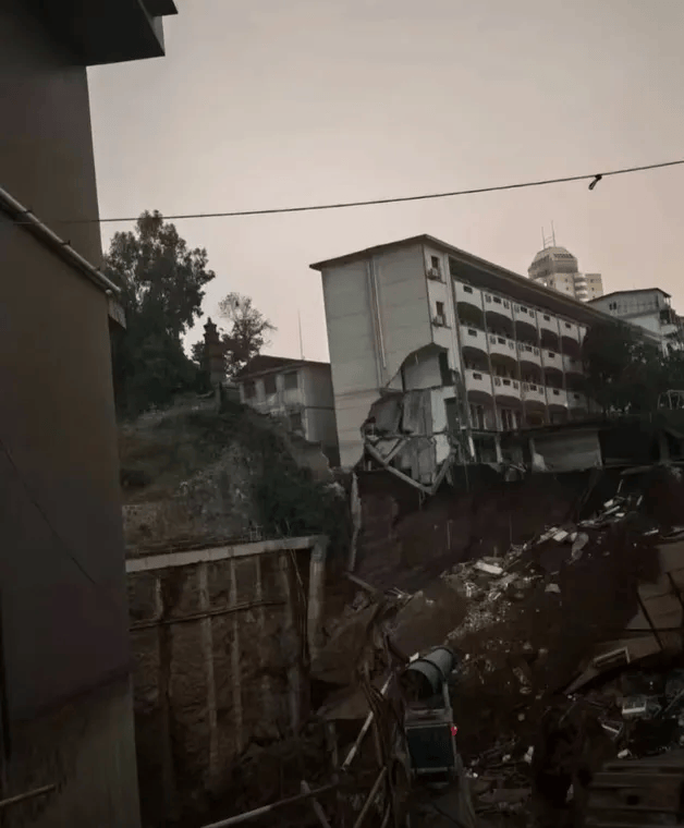 近4000人小学突发坍塌形成巨大坑洞<strong></p>
<p>6万理财</strong>，操场塌下去一半，“还好发生在夜里”