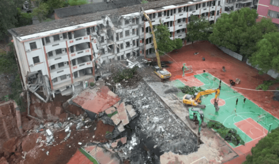近4000人小学突发坍塌形成巨大坑洞<strong></p>
<p>6万理财</strong>，操场塌下去一半，“还好发生在夜里”