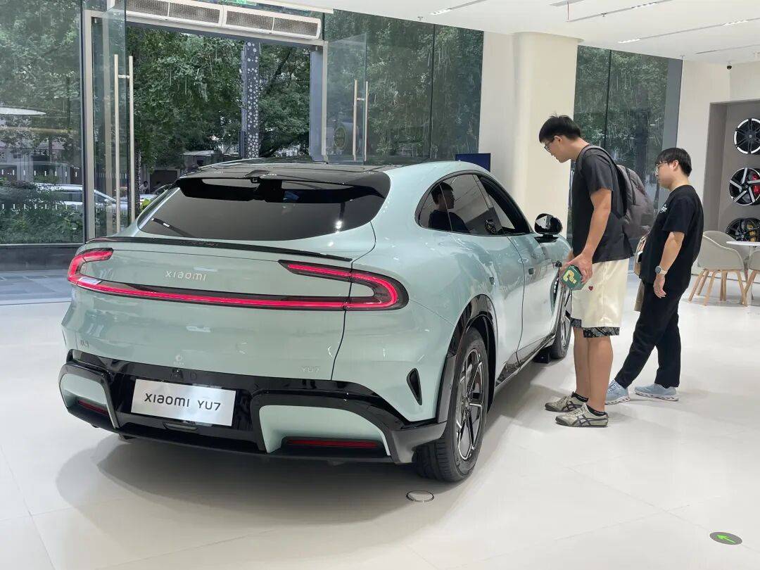 车轮飞滚十余米!武汉小米SU7断轴撞护栏<strong></p>
<p>6万理财</strong>,一月内两起脱落事故,官方回应仍含糊