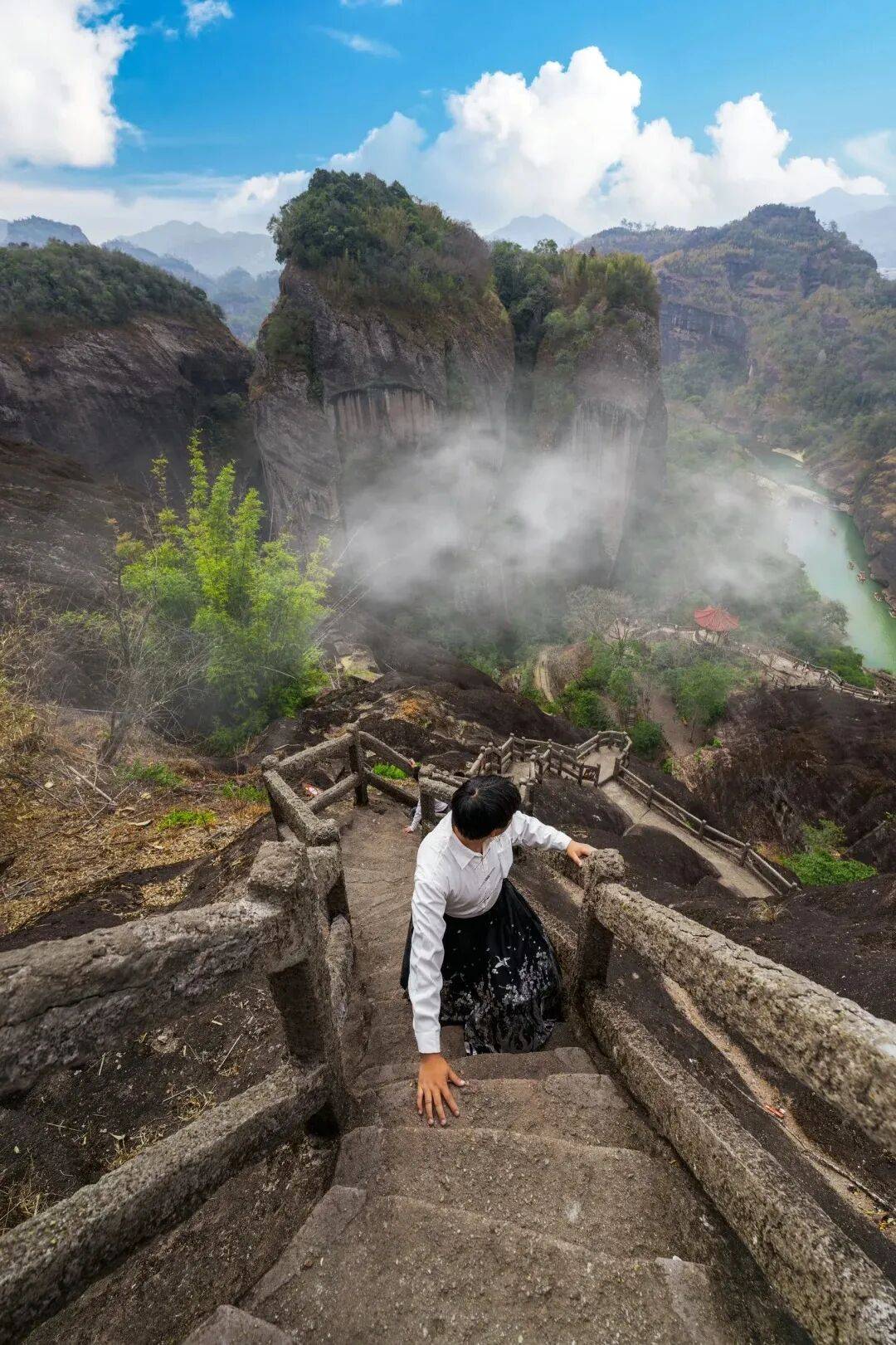 为什么年轻人迷上了爬山? | 秋高气爽<strong></p>
<p>6万理财</strong>,是时候出发了→