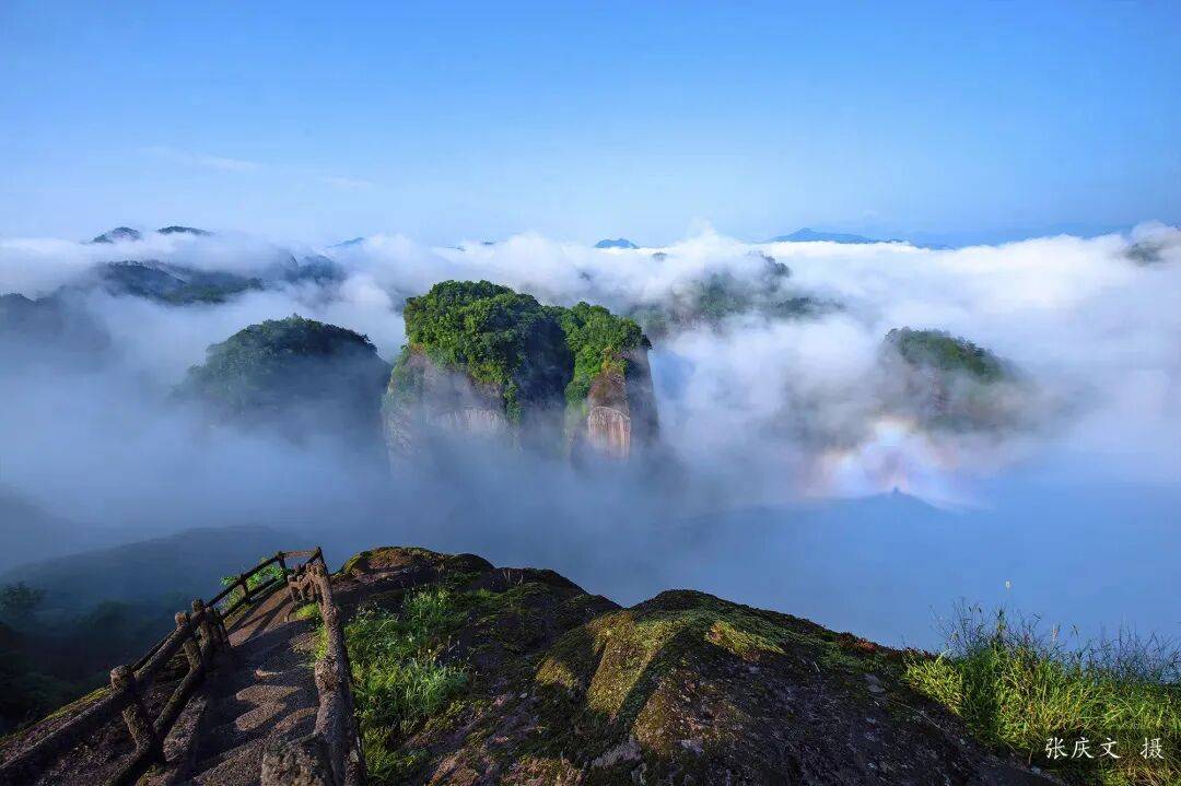 为什么年轻人迷上了爬山? | 秋高气爽<strong></p>
<p>6万理财</strong>,是时候出发了→