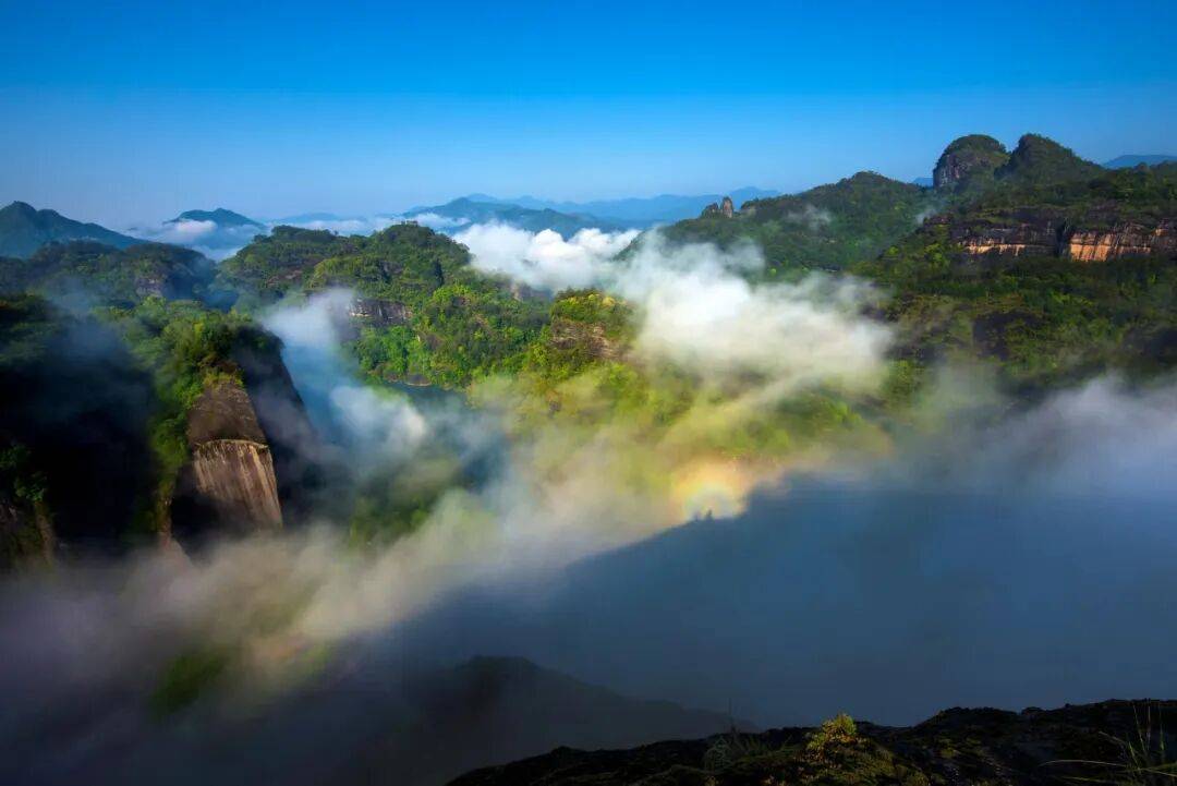 为什么年轻人迷上了爬山? | 秋高气爽<strong></p>
<p>6万理财</strong>,是时候出发了→