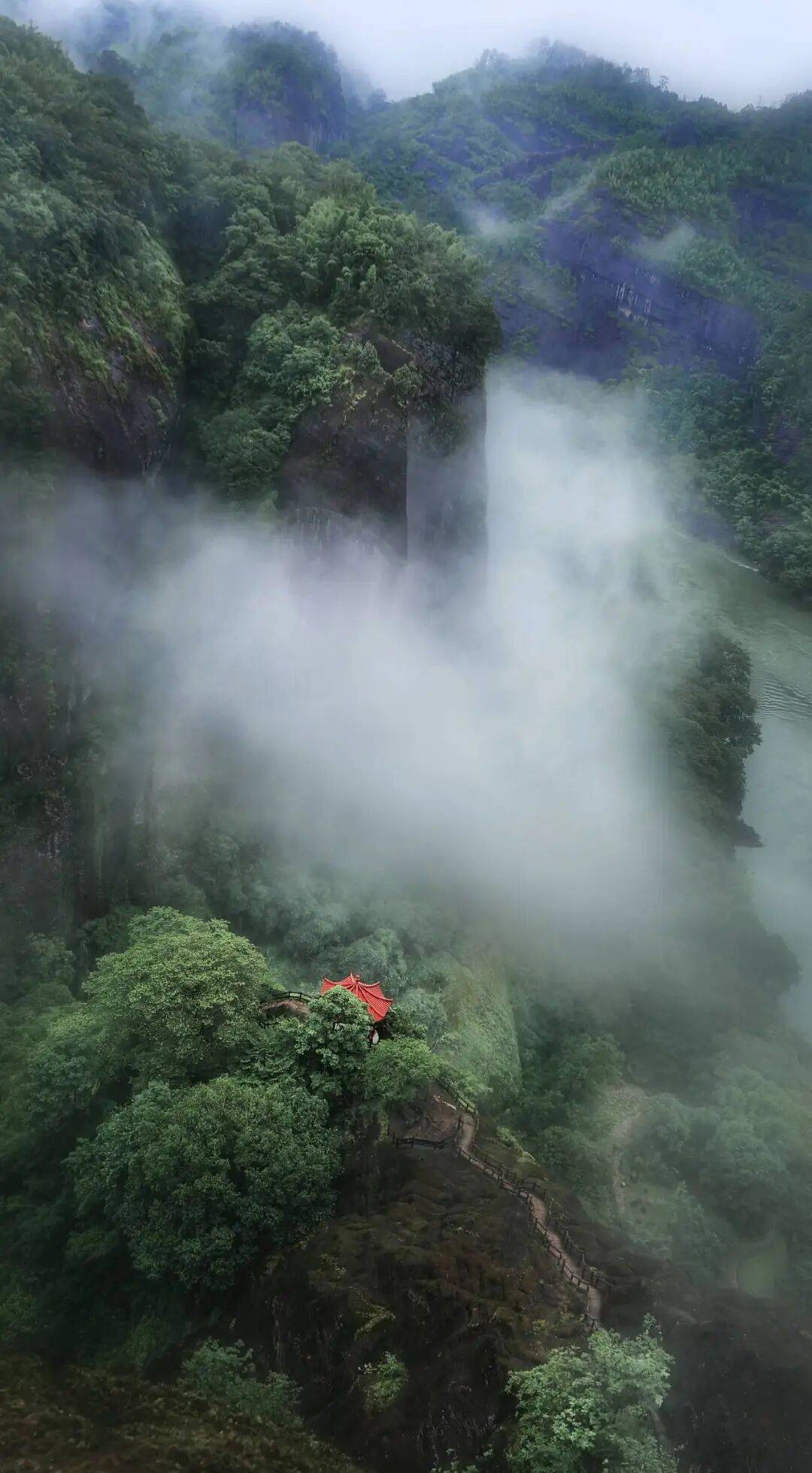 为什么年轻人迷上了爬山? | 秋高气爽<strong></p>
<p>6万理财</strong>,是时候出发了→