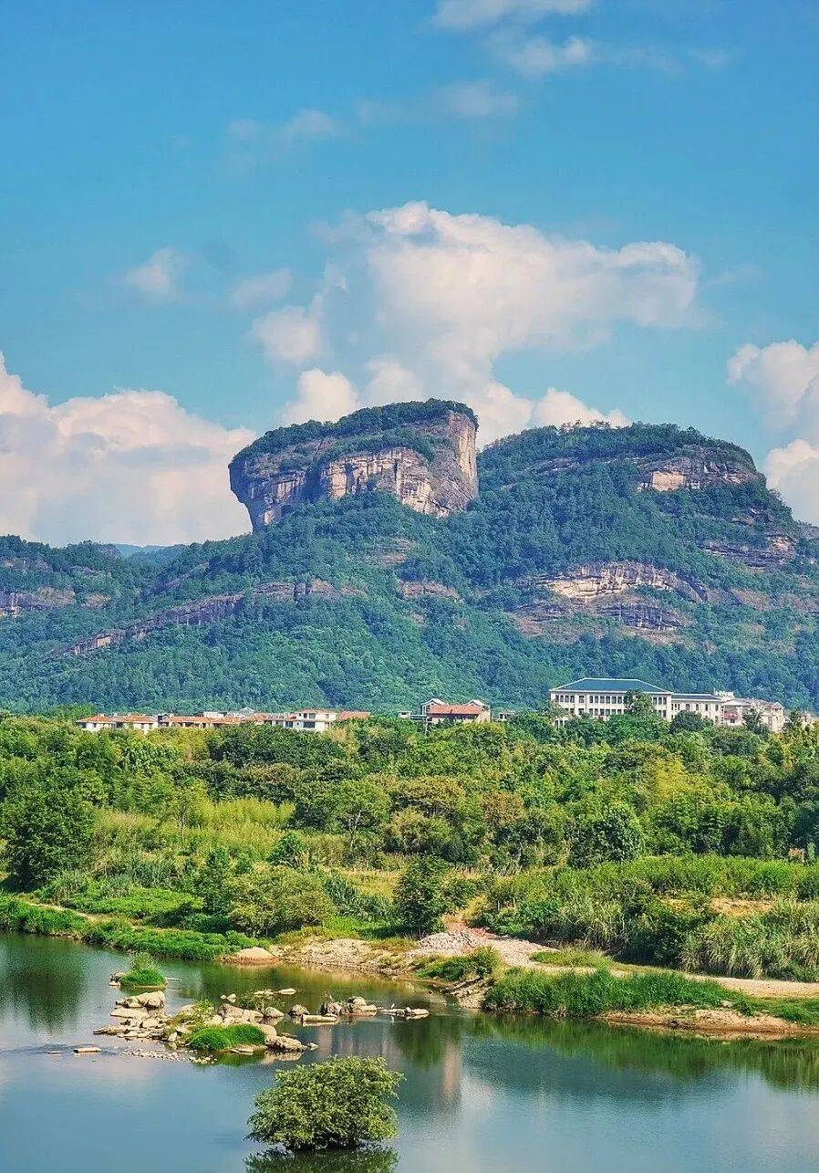 为什么年轻人迷上了爬山? | 秋高气爽<strong></p>
<p>6万理财</strong>,是时候出发了→