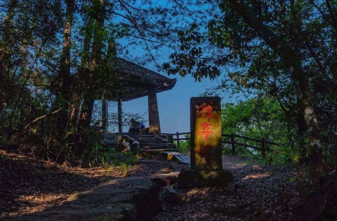 为什么年轻人迷上了爬山? | 秋高气爽<strong></p>
<p>6万理财</strong>,是时候出发了→